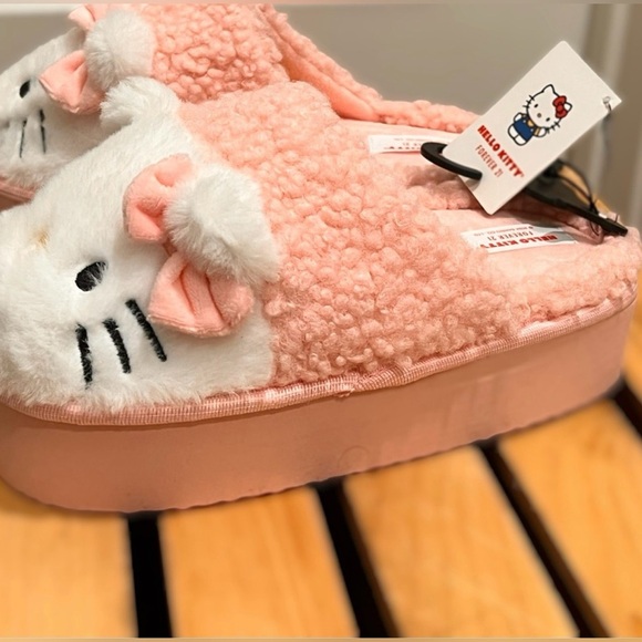 Hello Kitty x Forever 21 Slippers M Pink
Multi NWT Sanrio - Picture 5 of 9